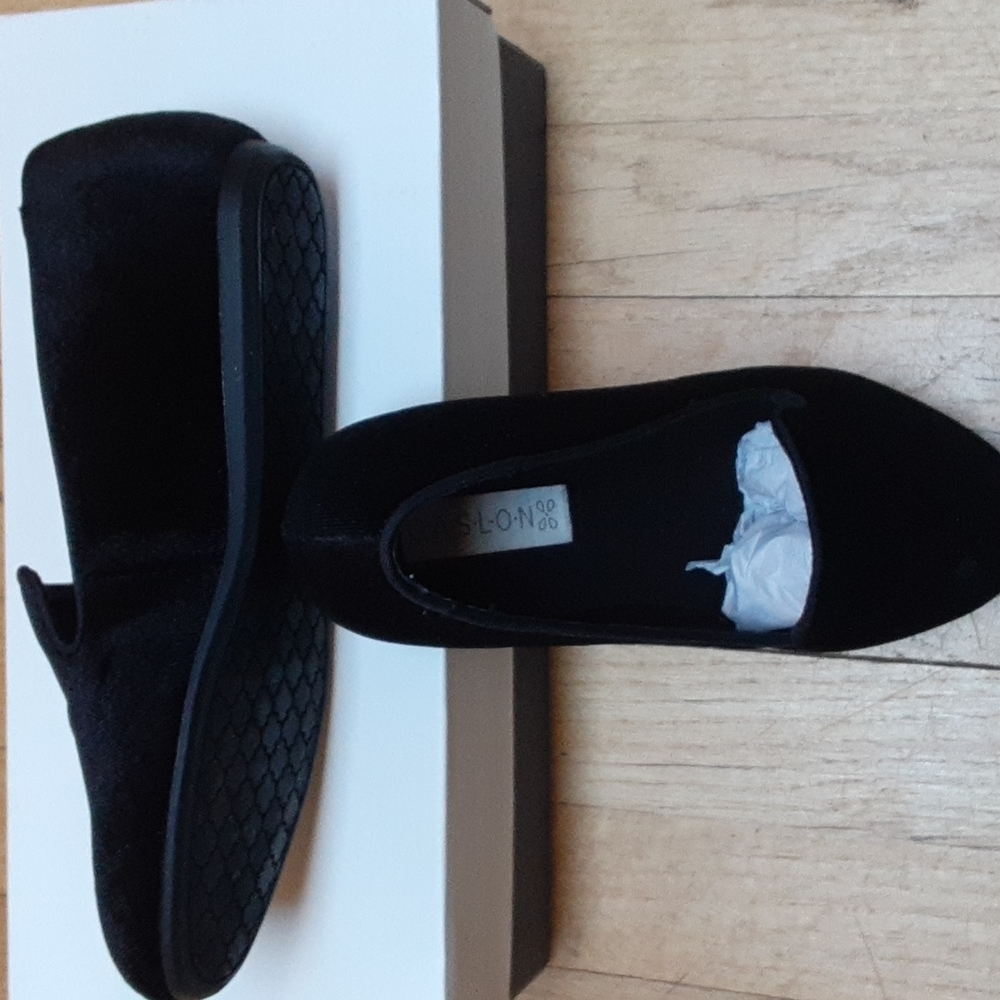 Caslon Black soft flat